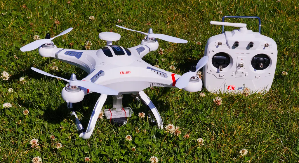 Cheerson CX-20 и пульт управления на траве