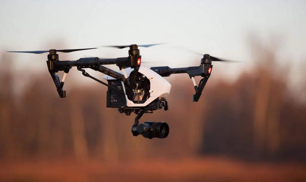 DJI Inspire 1 с камерой на фоне осеннего леса