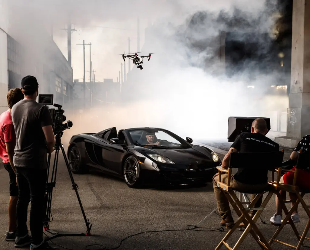 Съёмочная группа снимает автомобиль с помощью квадрокоптера Inspire 1