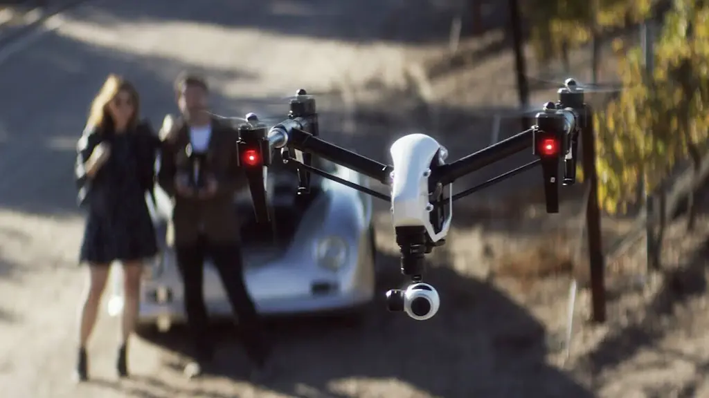 Оператор частных съёмок рядом с DJI Inspire 1 на площадке