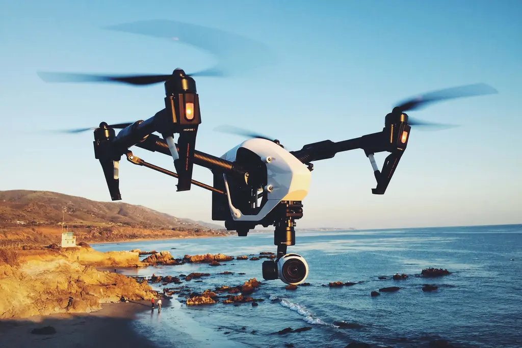 Квадрокоптер DJI Inspire 1 летит над морским берегом