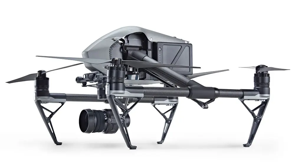 Квадрокоптер DJI Inspire 2 с поднятыми лучами шасси на белом фоне