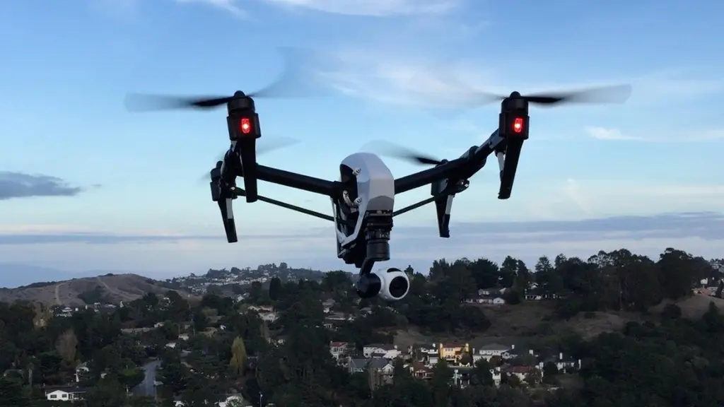 Квадрокоптер DJI в полёте над холмами
