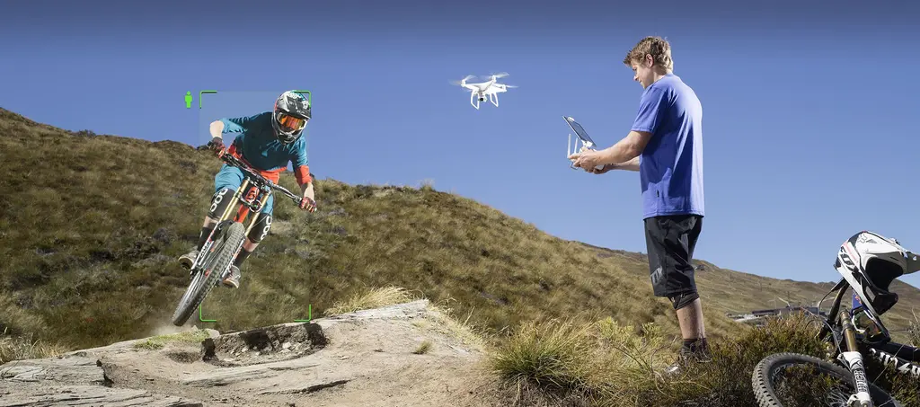 Оператор запускает квадрокоптер DJI на склоне холма