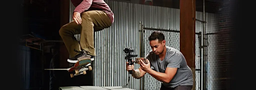 Оператор снимает видео на DJI Osmo X5 в студии