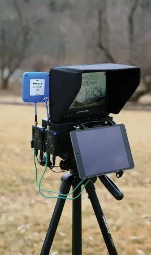 Монитор на штативе на площадке для FPV-полётов