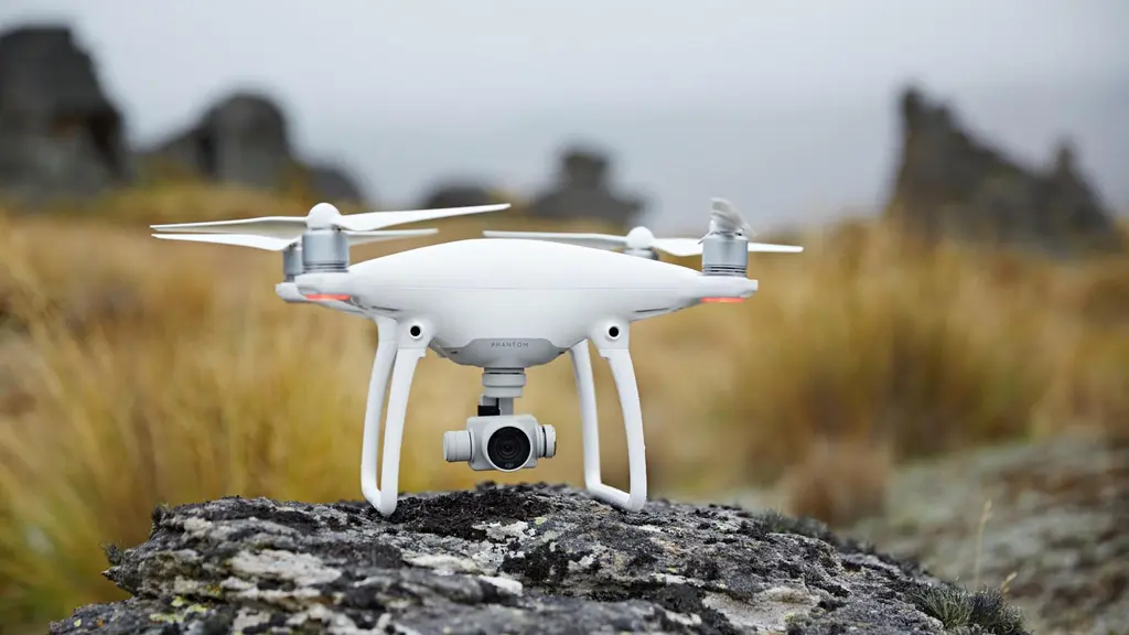 DJI Phantom 4 на камне на фоне гор