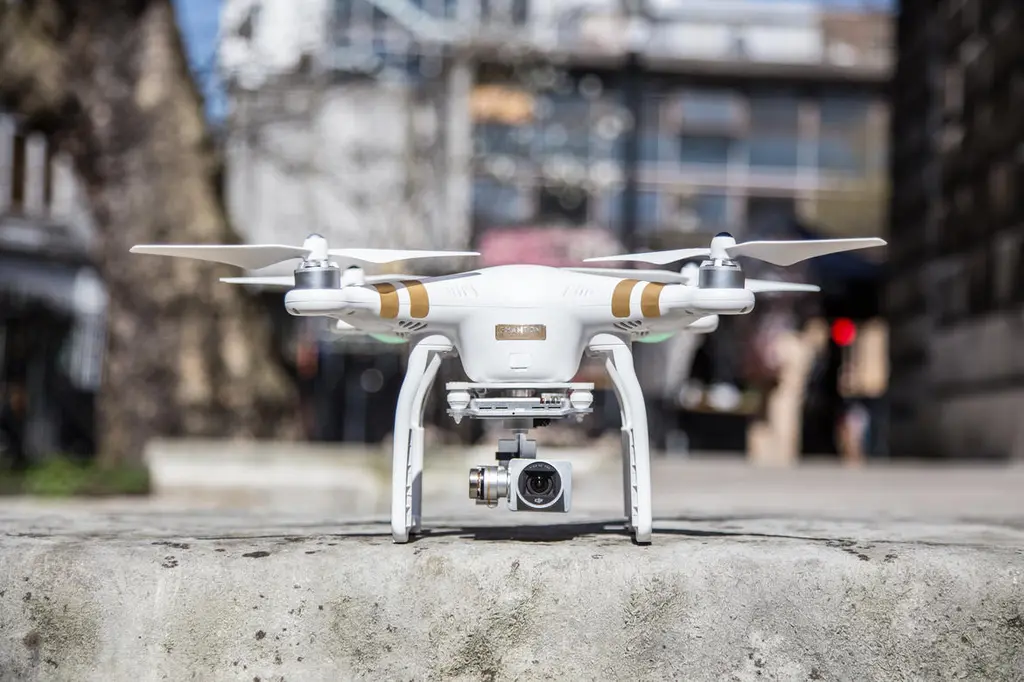 DJI Phantom 3 Professional на бетонном основании