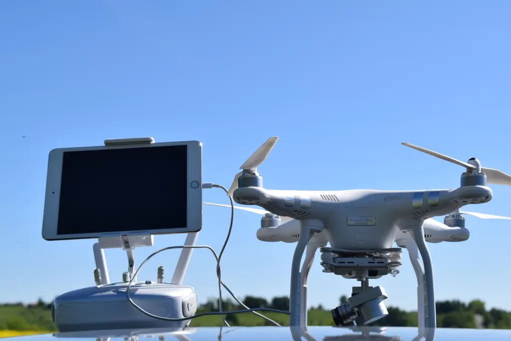 DJI Phantom 3 Advanced рядом с пультом и планшетом