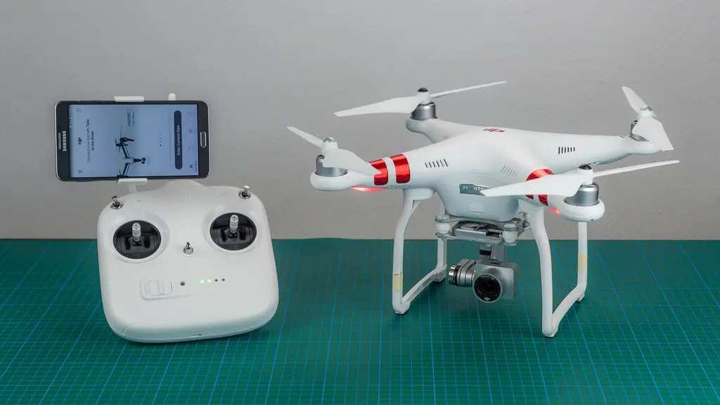 DJI Phantom 3 Standard с пультом и смартфоном