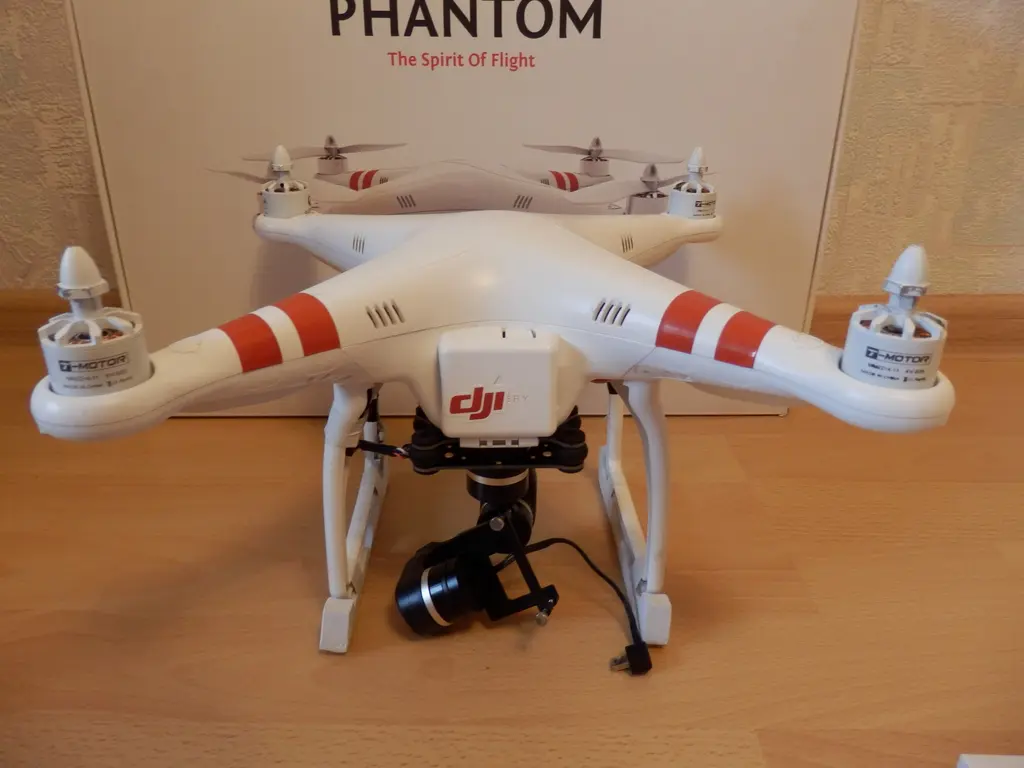 DJI Phantom 1 на столе с подвесом для камеры