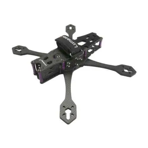 Карбоновая рама FPV-дрона под углом