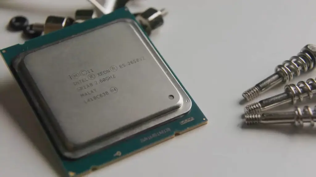 Процессор Intel Xeon E5-2650 V2 рядом с отвёртками