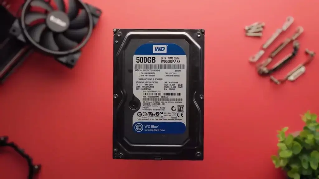 Жёсткий диск WD Blue на 500 Гб на красном фоне