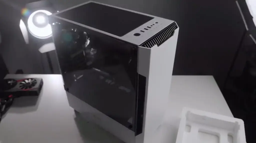 Белый корпус Alisio X3 с боковой стеклянной панелью