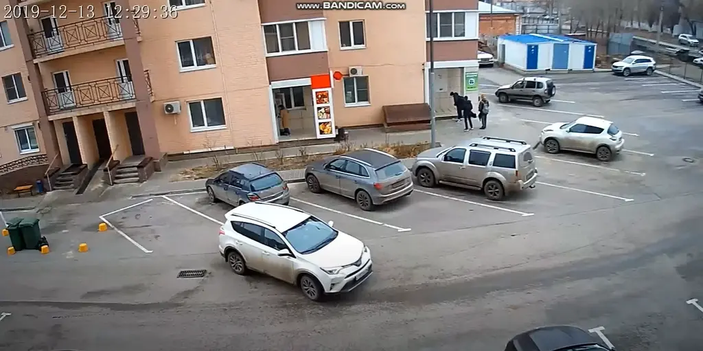 Кадр с камеры уличного видеонаблюдения: двор с автомобилями