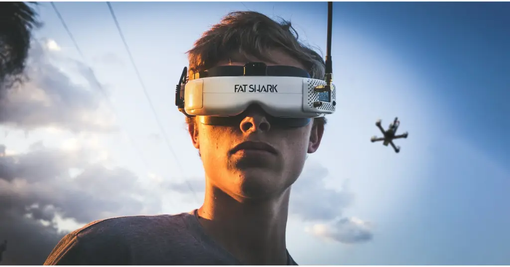 Мужчина в FPV-очках и дрон в небе