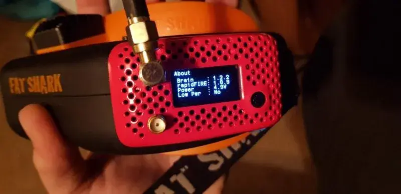 Модуль RapidFire в красном корпусе в руках