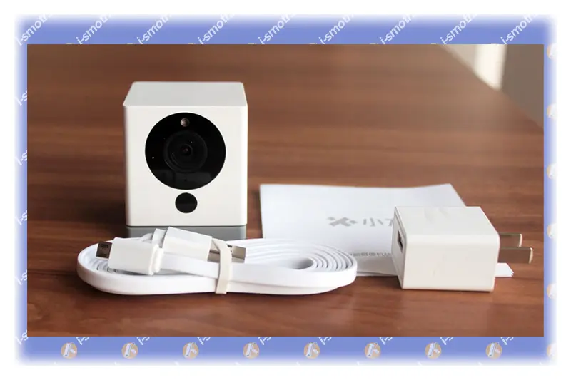 Камера Xiaomi Small Square с кабелем и блоком питания на столе