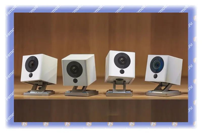 Четыре IP-камеры Xiaomi Small Square на полке