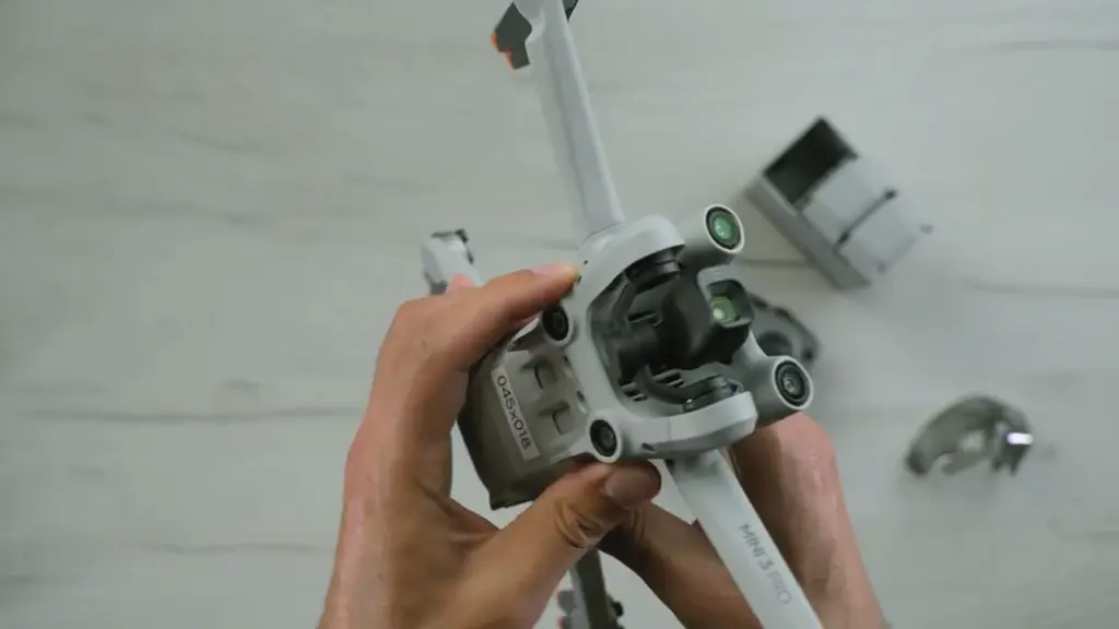 Камера на подвесе DJI Mini 3 Pro в руках крупным планом