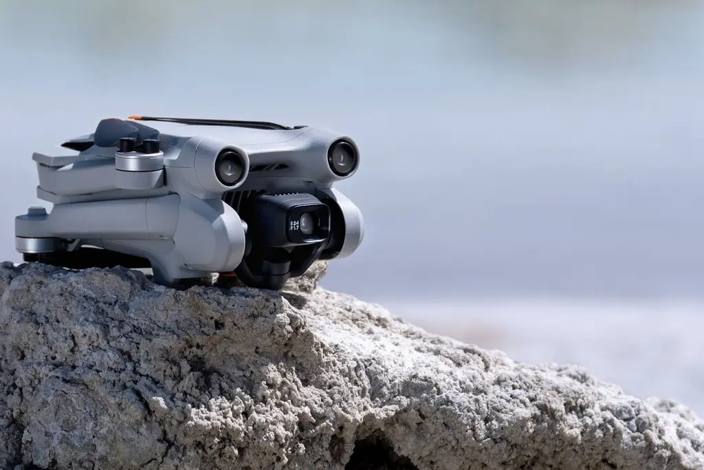 Квадрокоптер DJI Mini 3 Pro на камне