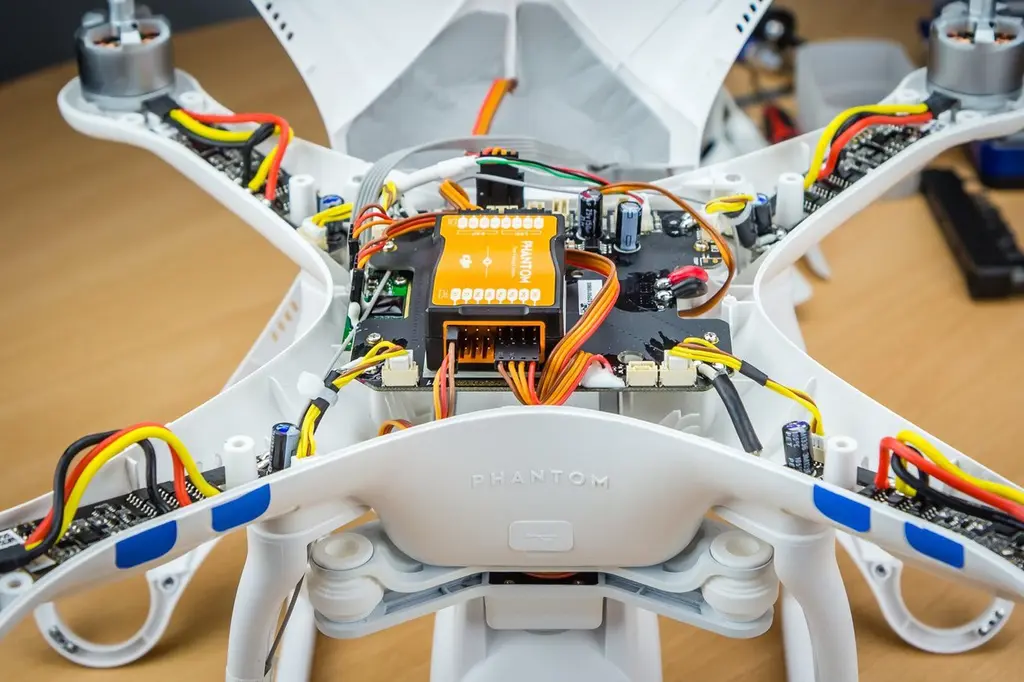Внутренности квадрокоптера DJI Phantom со снятой крышкой корпуса