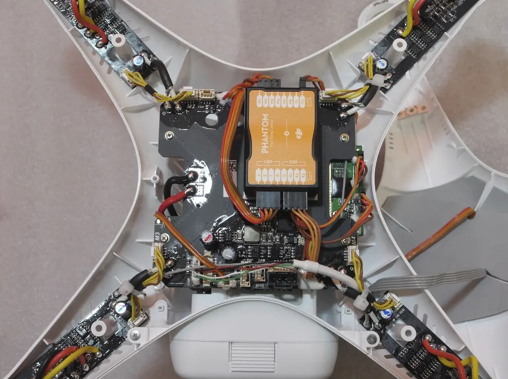 Вид сверху на открытый корпус DJI Phantom с аккумулятором и платами