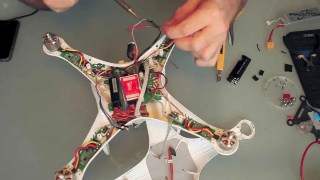 Ремонт квадрокоптера DJI Phantom: мастер паяет плату