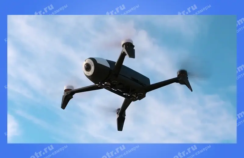 Квадрокоптер Parrot Bebop Drone 2 в полёте на фоне неба