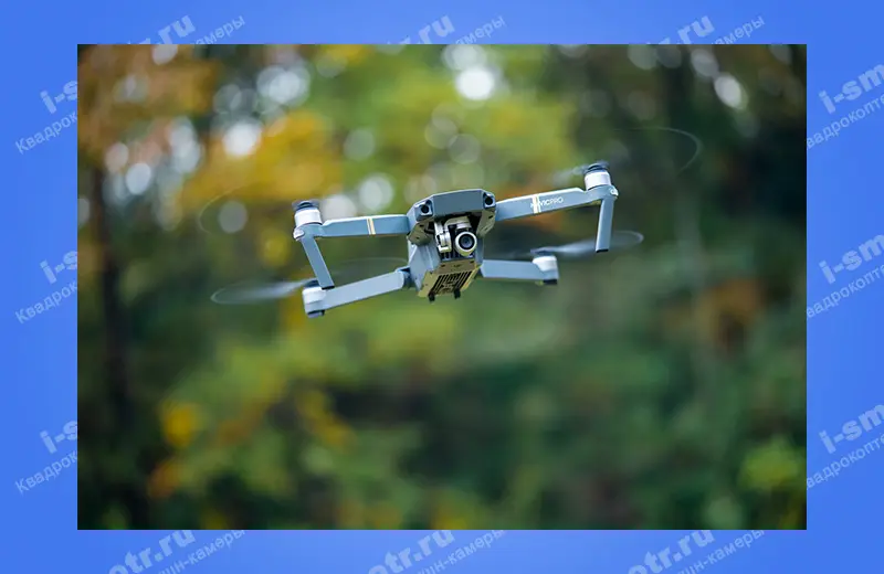 Складной квадрокоптер DJI Mavic Pro в полёте среди зелени