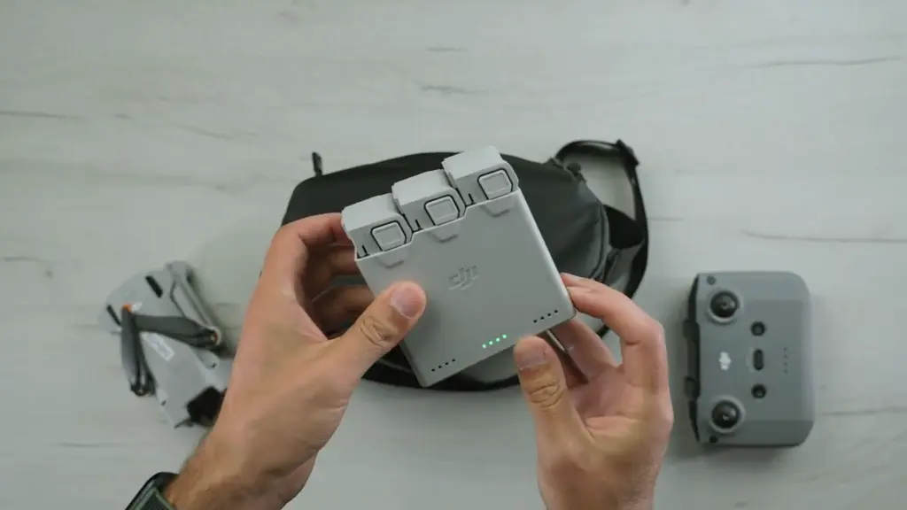 зарядный хаб для батарей DJI Mini 3 Pro с индикаторами заряда